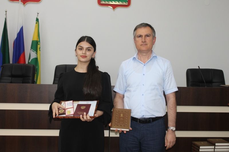 В Сулейман-Стальском районе прошла церемония вручения аттестатов особого образца и медалей «За особые успехи в учении» выпускникам школ.