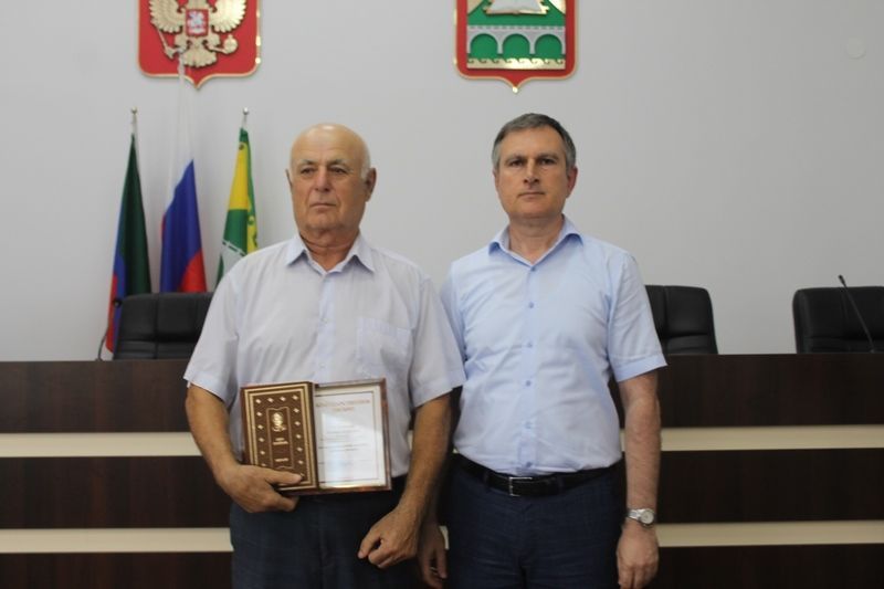 В Сулейман-Стальском районе прошла церемония вручения аттестатов особого образца и медалей «За особые успехи в учении» выпускникам школ.