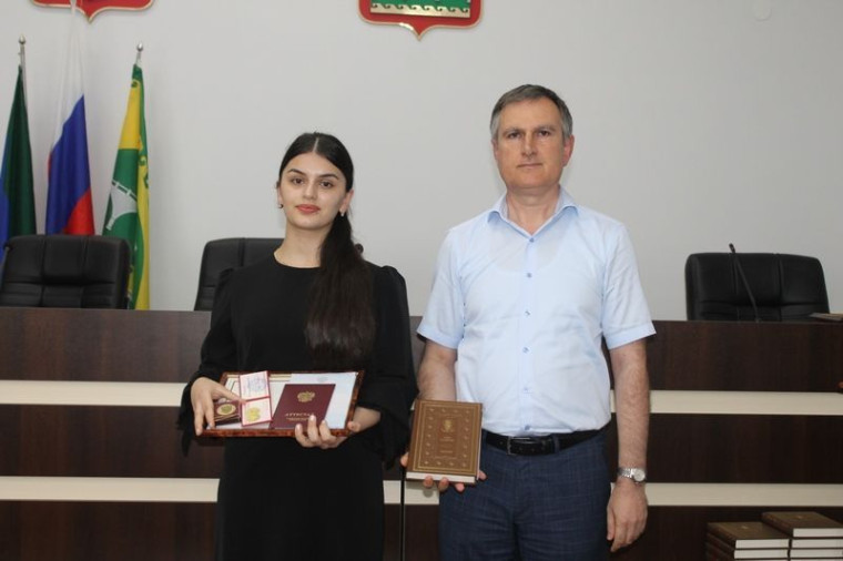 В Сулейман-Стальском районе прошла церемония вручения аттестатов особого образца и медалей «За особые успехи в учении» выпускникам школ. В Сулейман-Стальском районе прошла церемония вручения аттестатов особого образца и медалей «За особые успехи в учении» выпускникам школ.